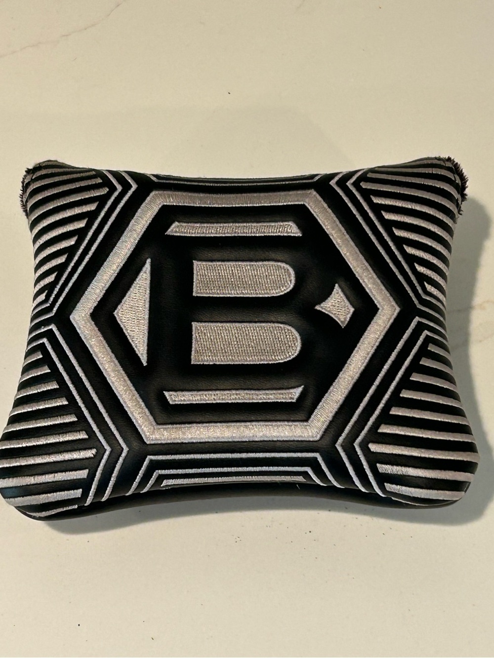 Bettinardi Inovai Putter Headcover 
Black /Silver  Quilted Pillow magnetic close